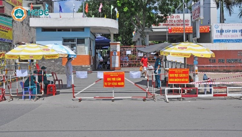 Bệnh viện quận Tân Phú lập hang rào phong tỏa các cổng ra vào, tạm thời ngưng nhận bệnh nhân. Ảnh: HCDC.