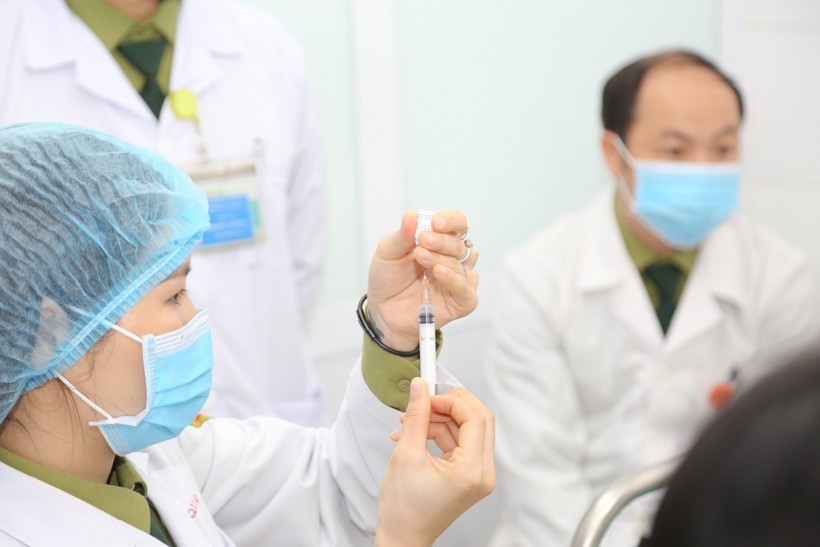 Chuẩn bị tiêm vắc xin Covid-19 của Việt Nam nhóm liều 50mcg cho các tình nguyện viên. Ảnh: BYT.