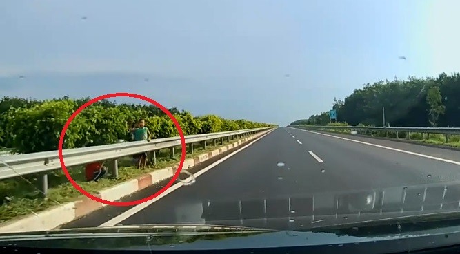 Video: Bất chấp nguy hiểm, 3 bé trai đứng trên dải phân cách ném đá vào ôtô trên cao tốc