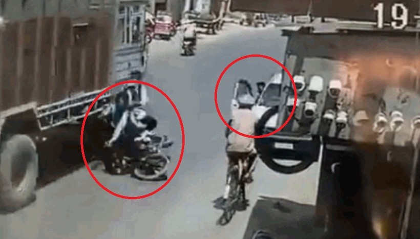 Video: Tài xế mở cửa bất ngờ khiến 3 học sinh văng vào gầm ô tô tải