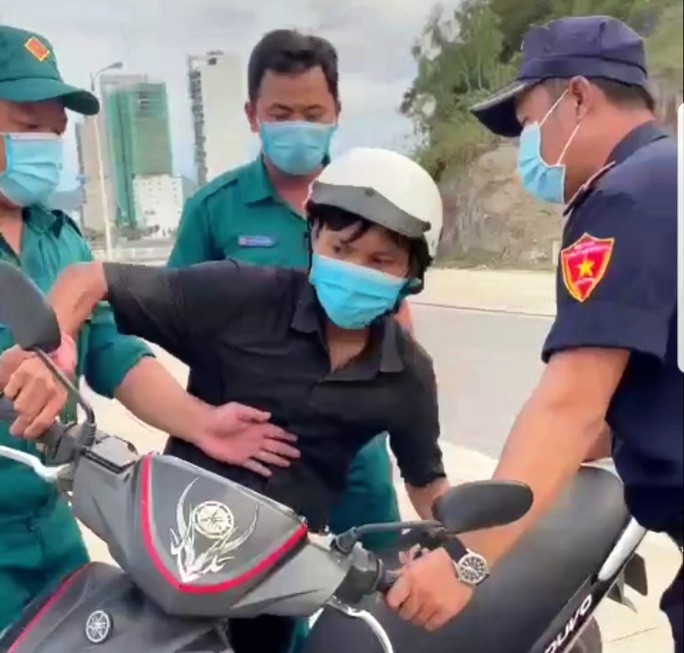 Anh Trần Văn Em bị thu giữ xe vì đi "mua bánh mì không phải là thực phẩm thiết yếu". Ảnh cắt từ clip. 