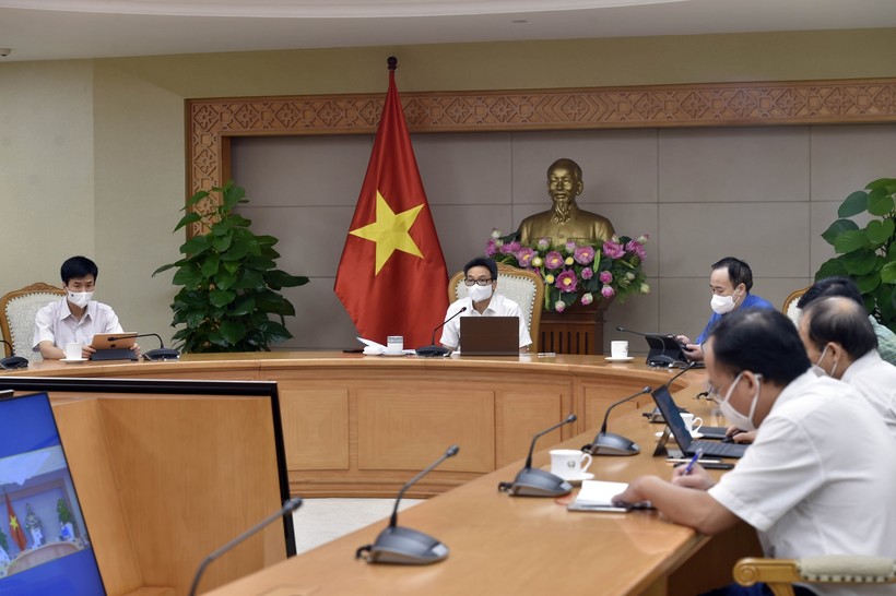 Phó Thủtướng Vũ Đức Đam tham dự trực tuyến tại Trụ sở Chính phủ. Ảnh: VGP/Đình Nam.