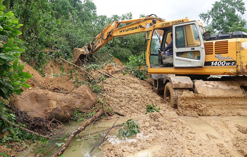 Cơ quan chức năng khẩn trương khắc phục tình trạng sạt lở đường tại huyện Trà Bồng. Ảnh: A.A.