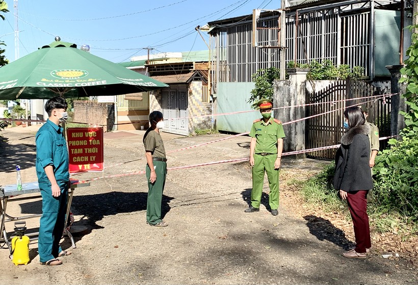 Lãnh đạo UBND phường Trà Bá (TP. Pleiku) kiểm tra chốt kiểm soát phòng-chống dịch tại hẻm 318 Trường Chinh. Ảnh: Như Nguyện.