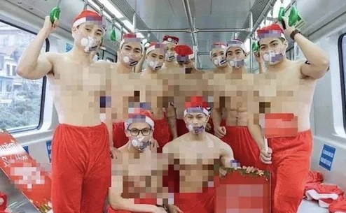 Nhóm người cởi trần quảng cáo sản phẩm trên tàu điện Cát Linh - Hà Đông. Ảnh: Internet.