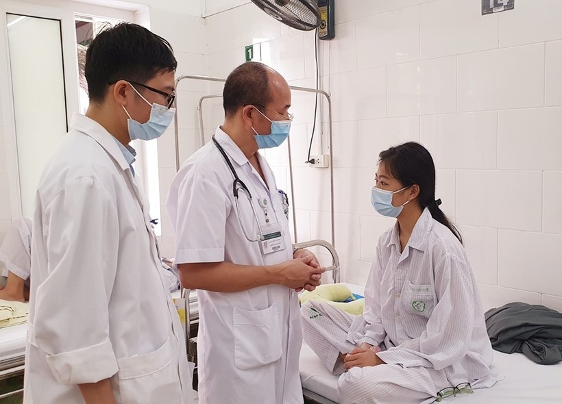 PGS.TS Đỗ Duy Cường - Giám đốc Trung tâm Bệnh nhiệt đới (áo trắng, ở giữa) thăm khám cho bệnh nhân đang điều trị tại Trung tâm. Ảnh: BV.