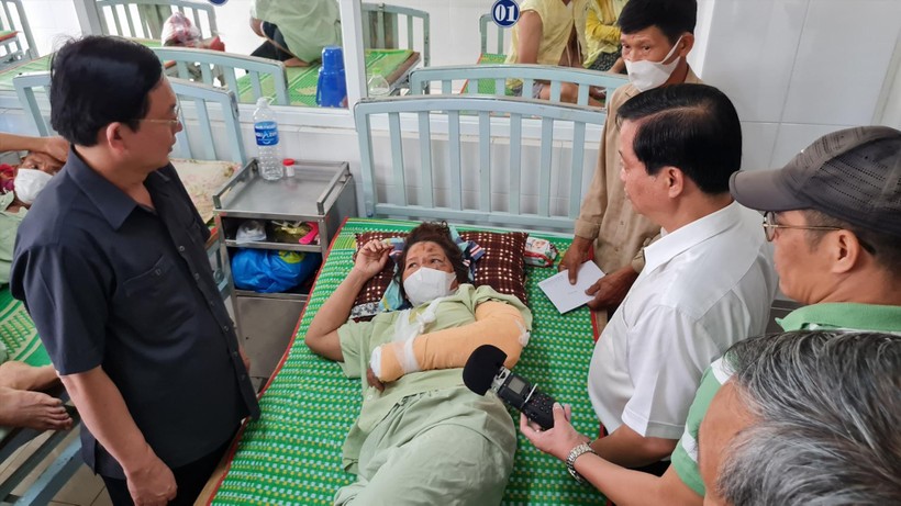 Chị Hoan (chồng chị là anh Tài, bị mất trong vụ sập tường) bị thương hiện đang điều trị trong bệnh viện. Ảnh: LĐO.
