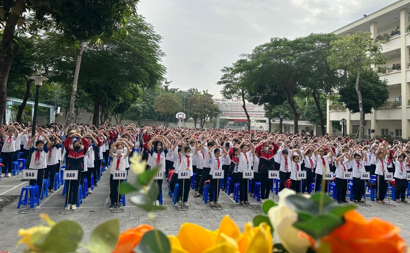 Trường THCS Dịch Vọng, Cầu Giấy tổ chức Lễ kỷ niệm 40 năm Ngày Nhà giáo Việt Nam ảnh 6