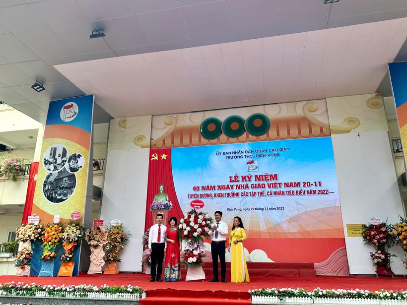 Trường THCS Dịch Vọng, Cầu Giấy tổ chức Lễ kỷ niệm 40 năm Ngày Nhà giáo Việt Nam ảnh 2