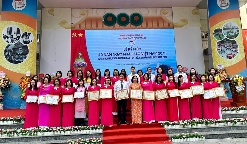 Trường THCS Dịch Vọng, Cầu Giấy tổ chức Lễ kỷ niệm 40 năm Ngày Nhà giáo Việt Nam ảnh 3