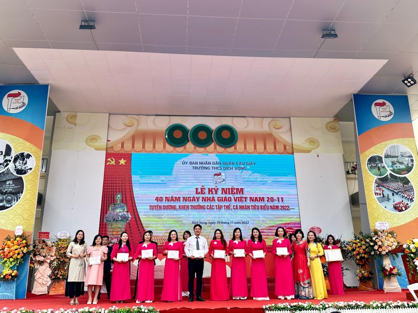 Trường THCS Dịch Vọng, Cầu Giấy tổ chức Lễ kỷ niệm 40 năm Ngày Nhà giáo Việt Nam ảnh 4