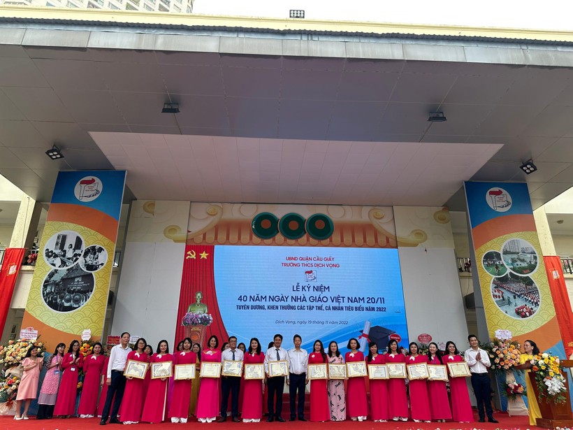 Trường THCS Dịch Vọng, Cầu Giấy tổ chức Lễ kỷ niệm 40 năm Ngày Nhà giáo Việt Nam ảnh 5