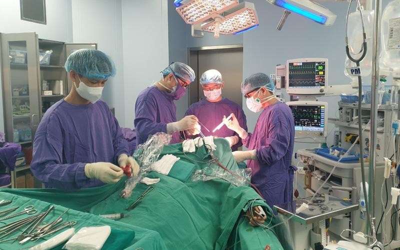 Phẫu thuật mở sọ giải ép cho bệnh nhân sau khi truyền khối tiểu cầu. Ảnh: BV.
