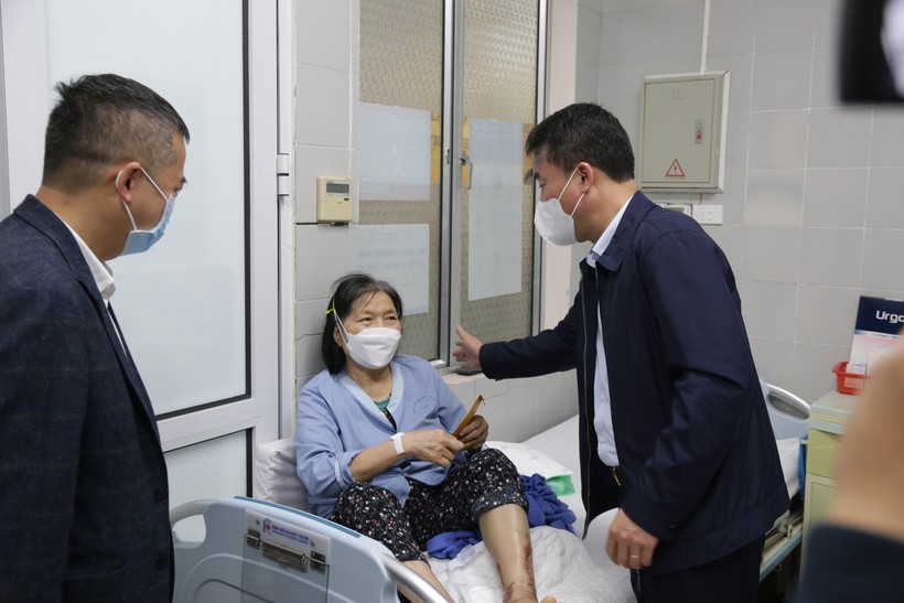 Tổng Giám đốc BHXH Việt Nam Nguyễn Thế Mạnh thăm hỏi, tặng quà bệnh nhân khó khăn. Ảnh: BHXH Việt Nam.