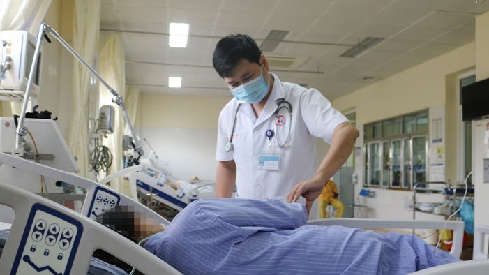 Người dân khi có biểu hiện ho sốt kéo dài cần đến các cơ sở y tế khám và điều trị sớm. Ảnh minh họa: BV Việt Nam - Thuỵ Điển Uông Bí.