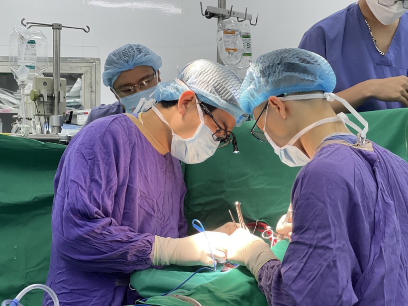 Các bác sỹ đang thực hiện ghép tim cho bệnh nhân từ trái tim hiến tặng của cô gái 29 tuổi ở Hà Nội. Ảnh: BV.