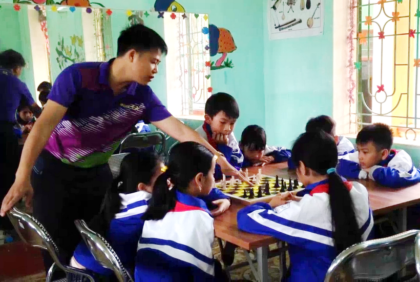 Thầy Đỗ Văn Liêm dạy cờ vua cho học trò.