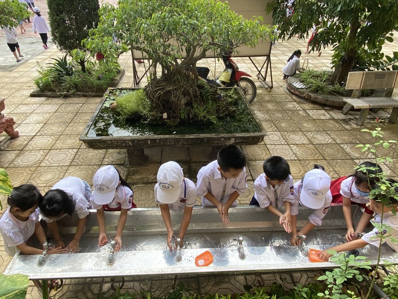 Học sinh Trường Tiểu học Đông Sơn (xã Đông Sơn, huyện Đông Hưng, tỉnh Thái Bình) rửa tay sau giờ ra chơi. Ảnh: An Nhiên