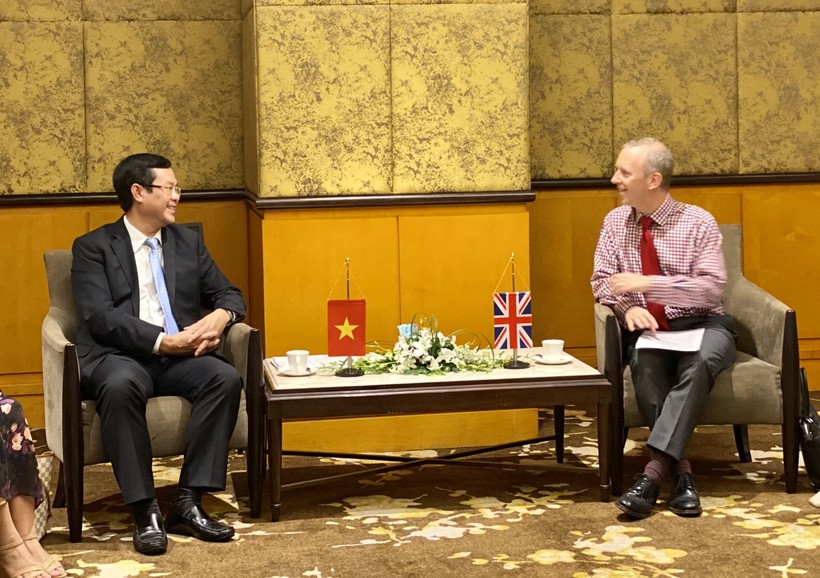 Thứ trưởng Nguyễn Văn Phúc và Đại sứ Anh tại Việt Nam trong buổi gặp. Ảnh: An Nhiên