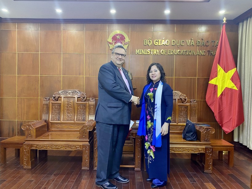 Thứ trưởng Bộ GD&ĐT Ngô Thị Minh và Đại sứ Phần Lan tại Việt Nam Kari Kahiluoto. Ảnh: An Nhiên