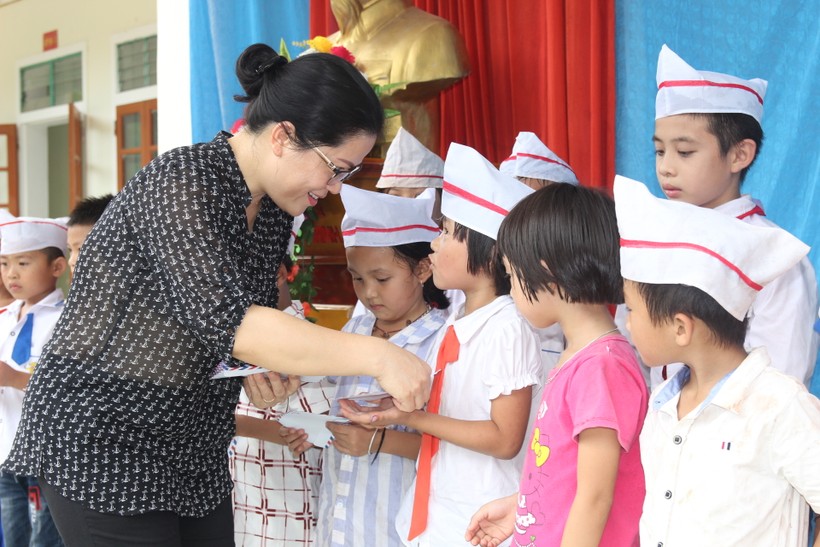 Bà Nguyễn Thị Kim Chi - GĐ Sở GD&ĐT Nghệ An tặng quà cho học sinh có gia đình chịu thiệt hại do bão tại xã Mỹ Lý (huyện Kỳ Sơn)