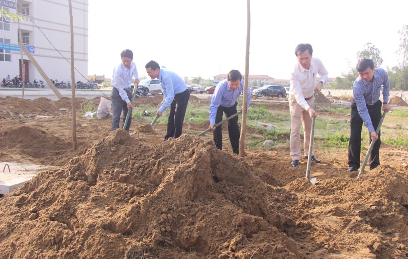 Ban giám hiệu, cán bộ Đại học Vinh (Nghệ An) trồng cây đầu xuân