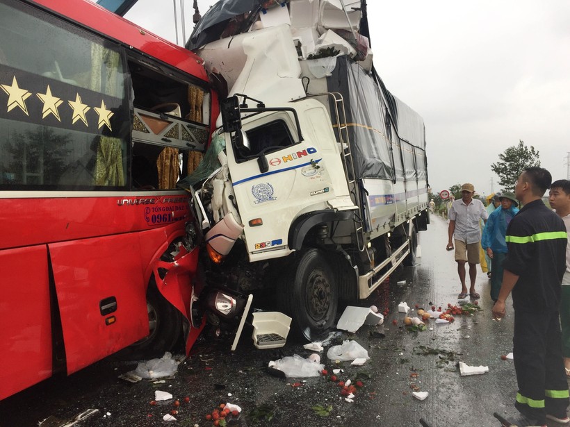 Xe khách đấu đầu xe tải khiến 1 người tử vong, hàng chục người bị thương.