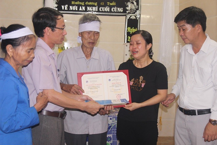 Đại diện Trường ĐH Vinh trao bằng thạc sĩ khoa học cho gia đình thầy Nguyễn Tiến Thắng