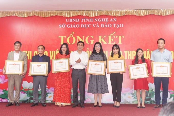 Giám đốc Sở GD&ĐT Nghệ An tặng giấy khen cho các tập thể đạt kết quả cao tại Hội thi Giáo viên dạy giỏi tỉnh bậc THPT 2019.