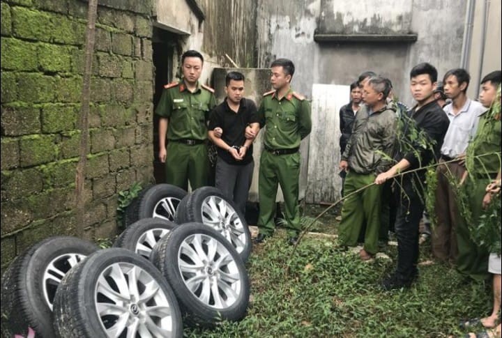 Lực lượng chức năng khám nhà đối tượng Đặng Xuân Kỳ, phát hiện và thu giữ 6 lốp xe ô tô. Ảnh: CA TP Vinh