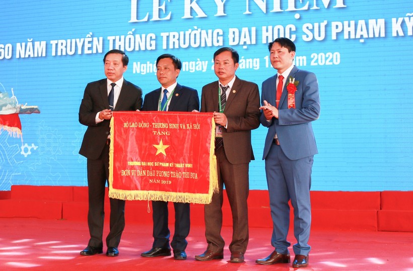 Trường Đại học SPKT Vinh (Nghệ An) nhận Cờ thi đua của Bộ Lao động, Thương binh và Xã hội