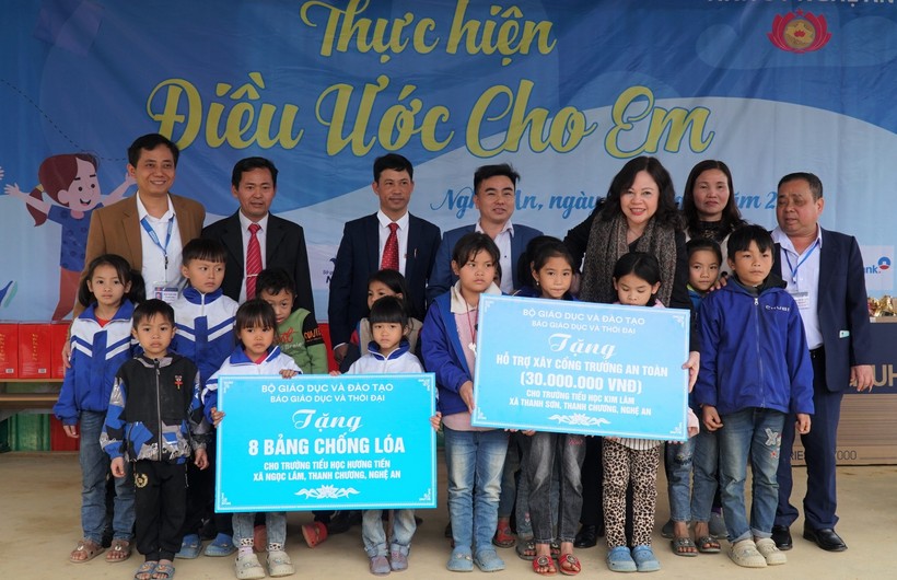 Đoàn công tác Bộ GD&ĐT trao quà "Điều ước cho em" đến thầy trò vùng tái định cư huyện Thanh Chương, Nghệ An.