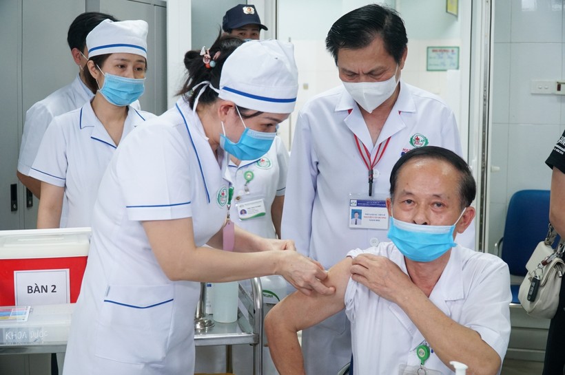 Nghệ An triển khai tiêm vaccine phòng Covid-19 đợt 1 cho đội ngũ y tế và cán bộ tuyến đầu chống dịch.