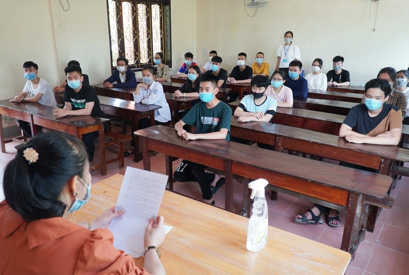 Thí sinh làm thủ tục dự thi vào lớp 10 tại điểm thi Trường THPT Thái Lão (huyện Hưng Nguyên, Nghệ An)