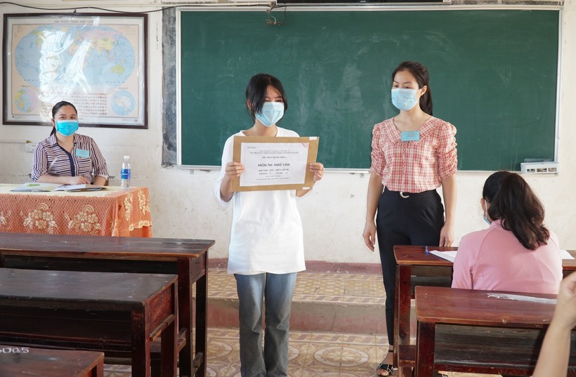 Thí sinh kiểm tra niêm phong túi đựng đề thi môn Ngữ văn tại Hội đồng thi Trường THCS Diễn Bích, Diễn Châu, Nghệ An
