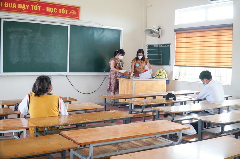 Phòng thi chỉ có 2 thí sinh tại điểm thi Trường THPT Huỳnh Thúc Kháng (TP Vinh, Nghệ An)