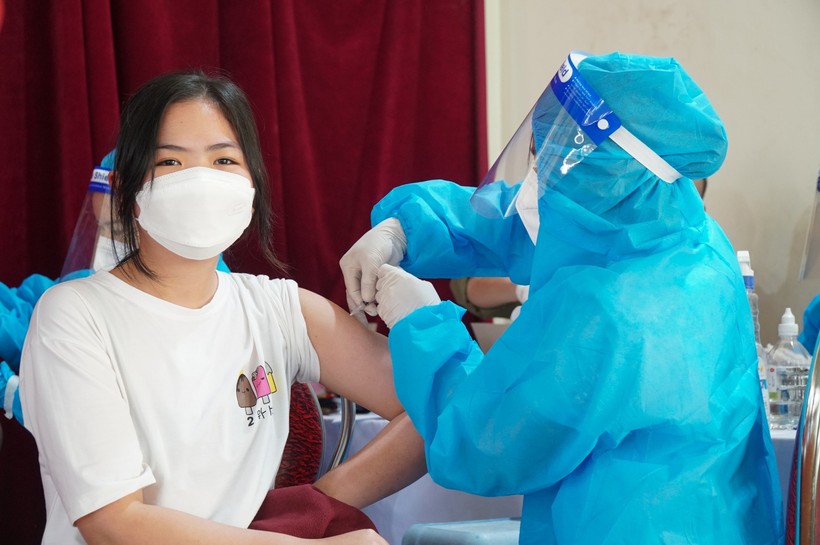 Tiêm vắc-xin phòng Covid-19 cho học sinh Trường THCS Đặng Thai Mai (TP Vinh, Nghệ An).
