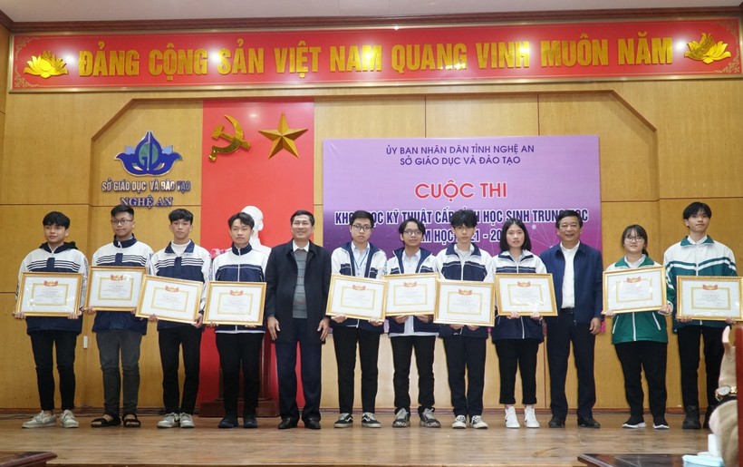 Ban tổ chức khen thưởng cho tác giả các dự án đạt giải Nhất thi KHKT học sinh trung học tỉnh Nghệ An năm học 2021-2022.