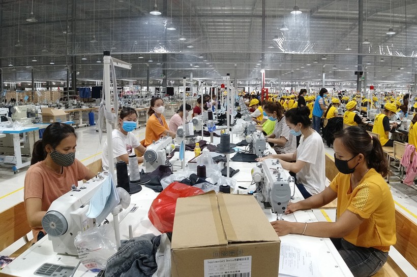 Công nhân làm việc tại xưởng may mặc ở Nghệ An