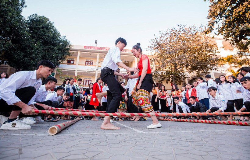 Thành viên CLB nghệ thuật dân tộc Trường Phồ thông DTNT THPT tỉnh Nghệ An tham gia hát múa, nhảy sạp.