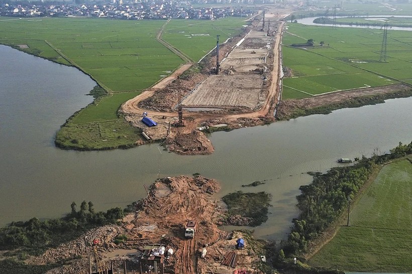 Thi công đường cao tốc Bắc – Nam đoạn qua tỉnh Nghệ An.