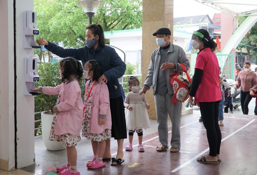 Trường Mầm non Hưng Phúc (TP Vinh, Nghệ An) đón trẻ trở lại trong ngày tựu trường sau gần 1 năm tạm dừng hoạt động.