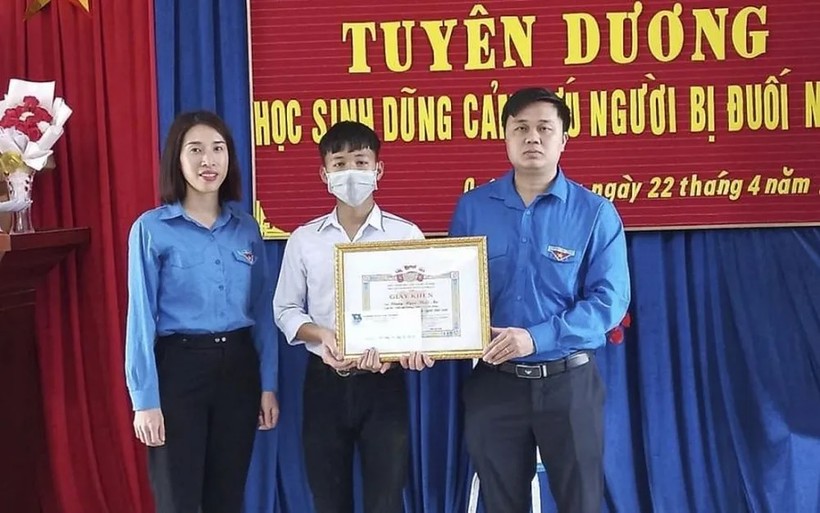 Huyện đoàn Quỳnh Lưu (Nghệ An) tặng giấy khen cho em Đặng Ngọc Thái An.