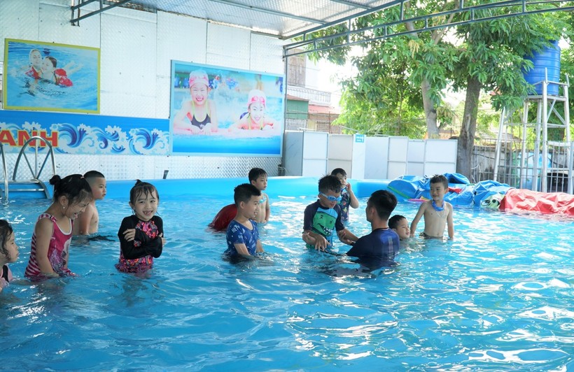Dạy bơi đưa được vào chương trình môn Thể dục tại Trường Tiểu học Việt - Anh (TP Vinh, Nghệ An).