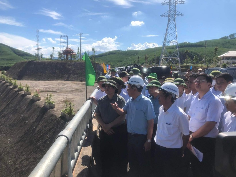 Thủ tướng Chính phủ Phạm Minh Chính thị sát và chỉ đạo tháo gỡ vướng mắc chậm tiến độ công trình hồ thủy lợi Bản Mồng (huyện Quỳ Hợp, Nghệ An).
