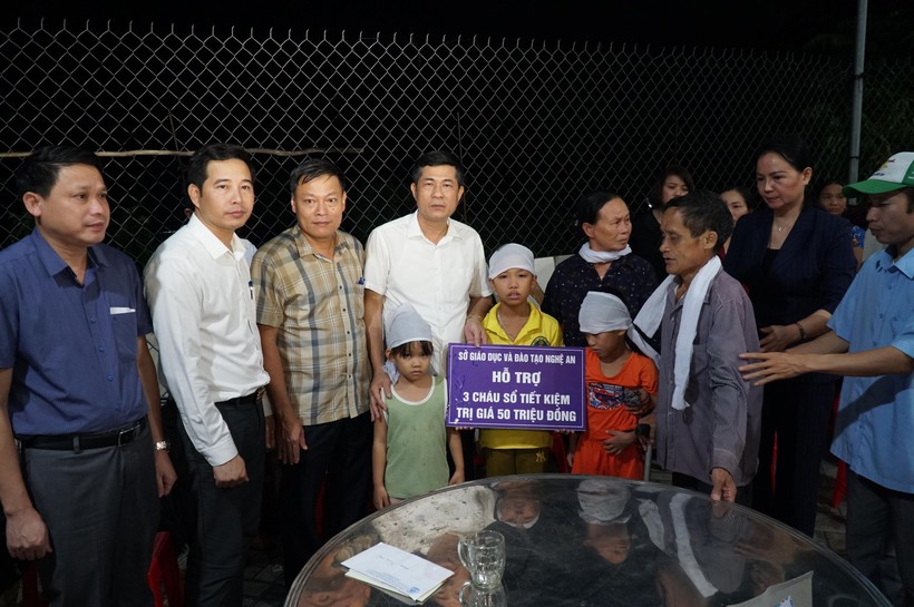 Lãnh đạo Sở GD&ĐT Nghệ An thăm hỏi, hỗ trợ 3 học sinh có bố mẹ bị lũ cuốn trôi tại huyện Nghi Lộc.