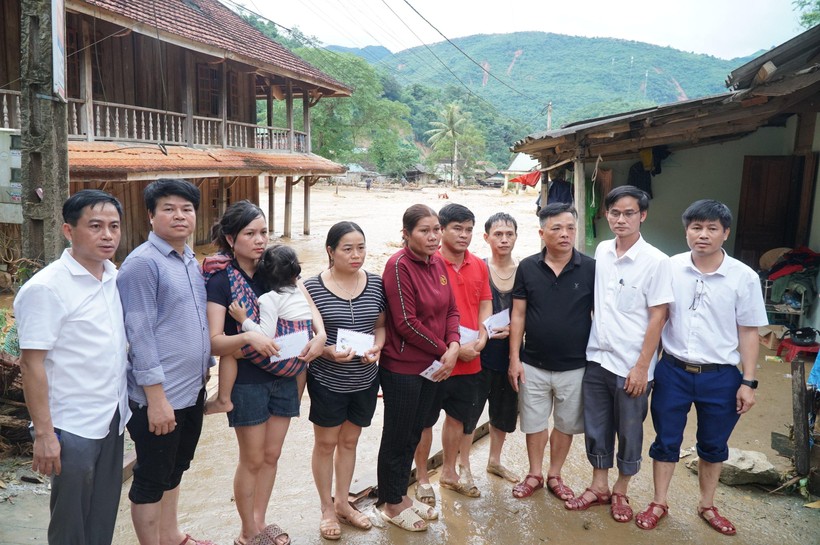Đại diện Sở GD&ĐT Nghệ An trao quà hỗ trợ cho gia đình các giáo viên ở xã Tà Cạ, huyện Kỳ Sơn có nhà bị lũ cuốn trôi hoàn toàn.