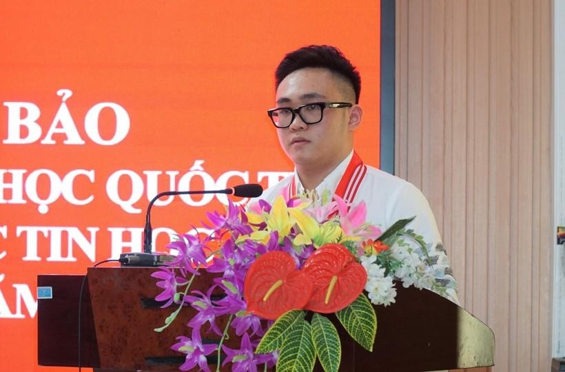 Trương Văn Quốc Bảo - nguyên học sinh Trường THPT chuyên Phan Bội Châu 2 lần giành Huy chương Bạc Olympic Tin học quốc tế.