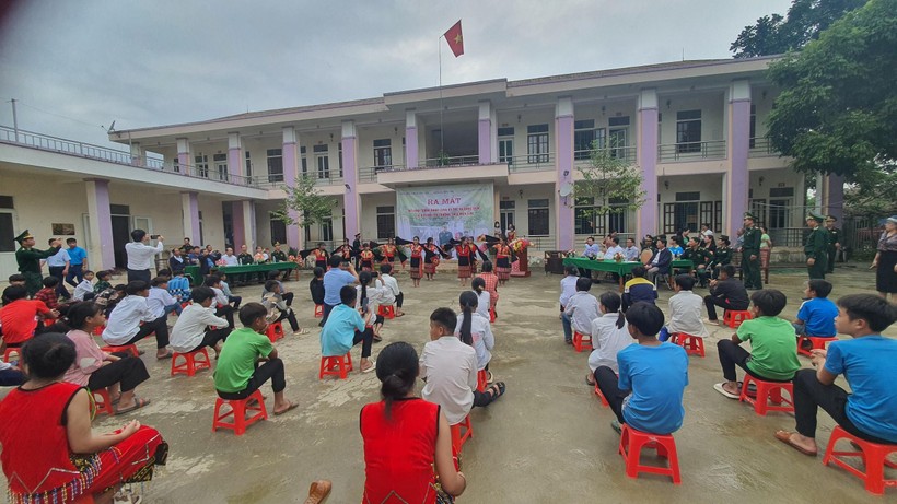 Ra mắt mô hình "Đồng hành cùng ký túc xá vùng biên" cho trò Đan Lai tại Trường THCS Môn Sơn, huyện Con Cuông, Nghệ An.