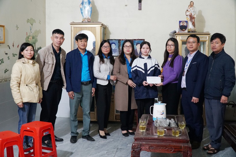 'Mẹ đỡ đầu' trao quà tết, hỗ trợ học sinh mồ côi tỉnh Nghệ An ảnh 4